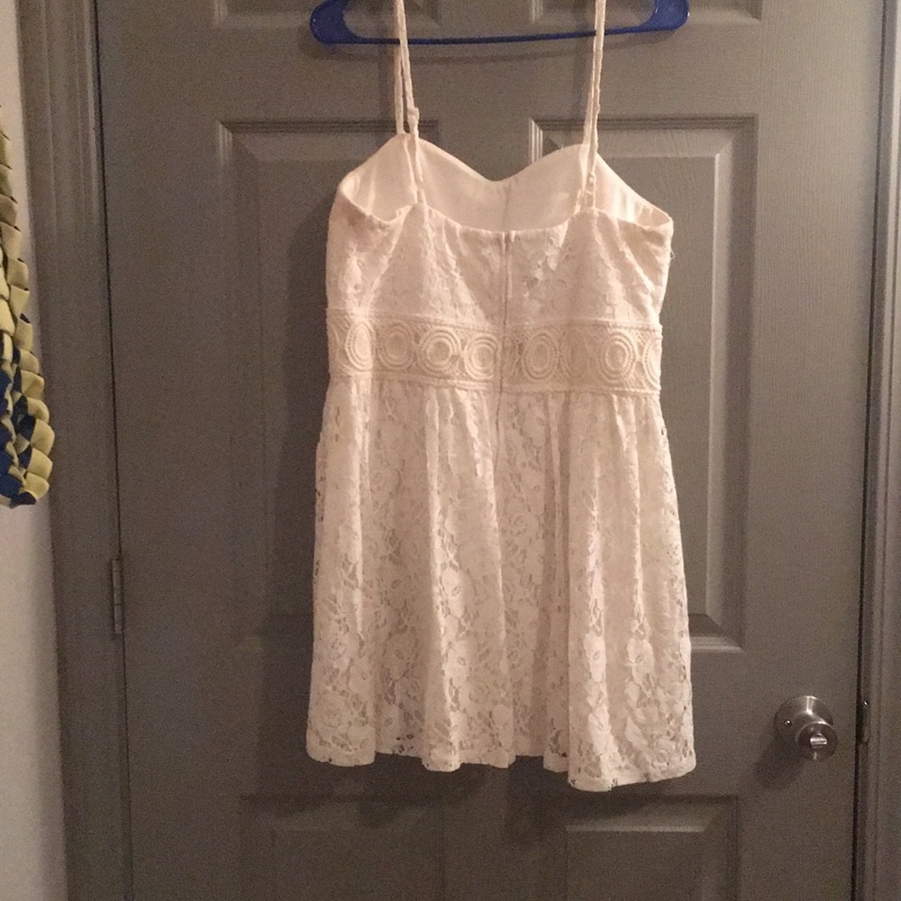 Lace Eggshell White Mid Dress - Picture 2 of 3